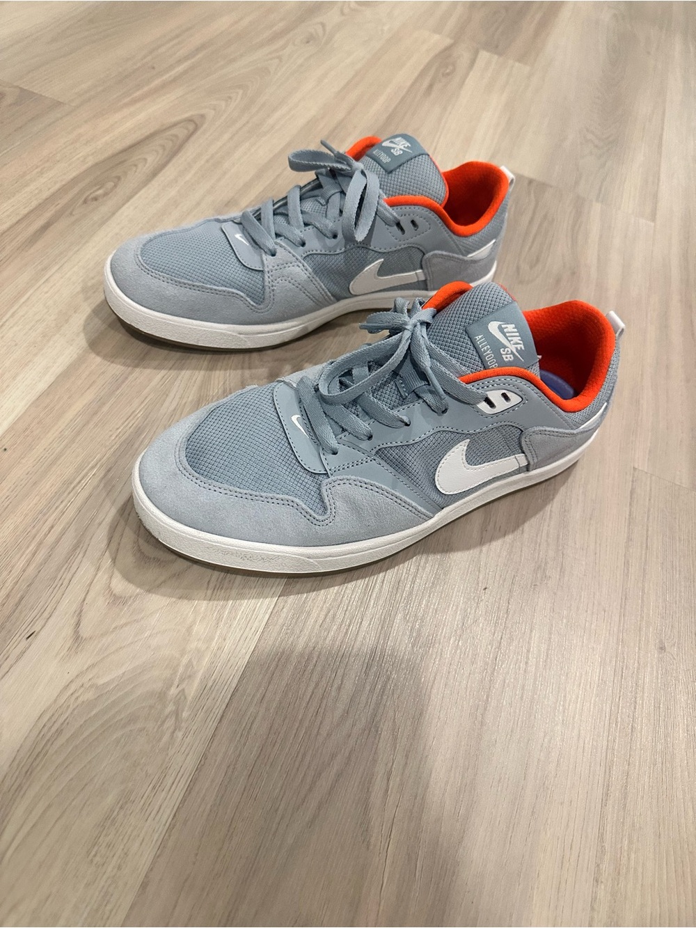 Nike SB Men’s Light Gray Low-Top Sneakers with Orange Lining